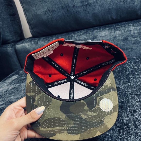 MITCHELL & NESS CHICAGO BULLS CAMO BRIM HAT SNAPBACK - Picture 4 of 4